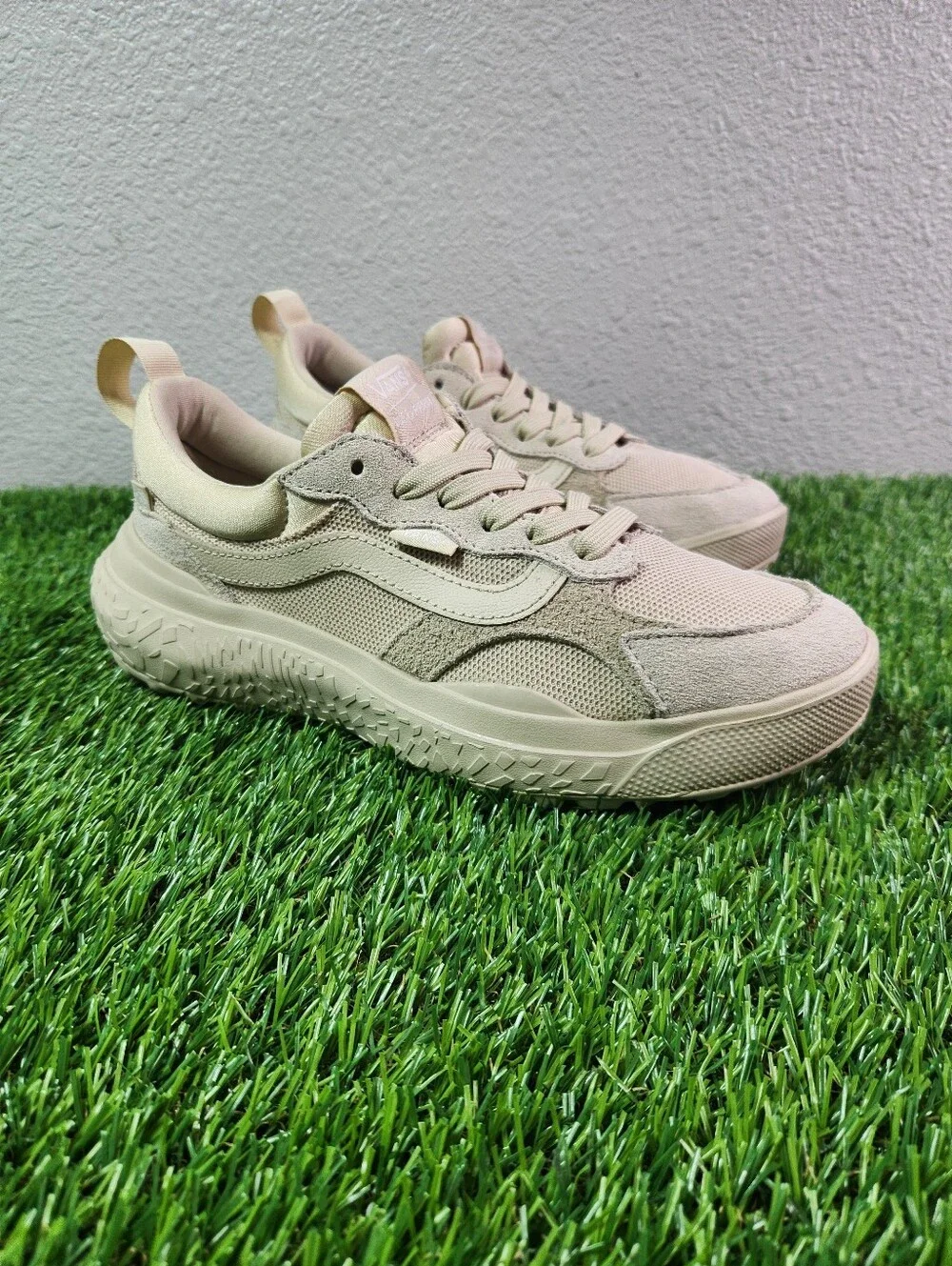 Vans Mte Ultrarange Neo Vr3 Cream Men's Size 7.5 / Women's Size 9 VN000CWECRM